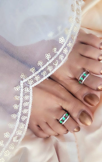 Set Of 2 Silver-Toned  Green Stone-Studded Adjustable Toe Rings