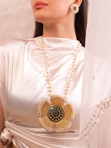 Aira White Pearl Necklace Set With Flower Pendant