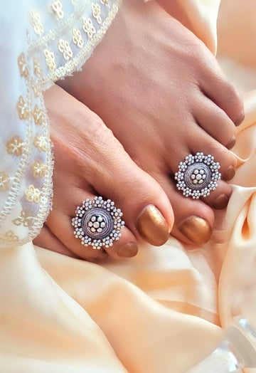 Binni' Wardrobe Hand crafted German Silver toe ring pair