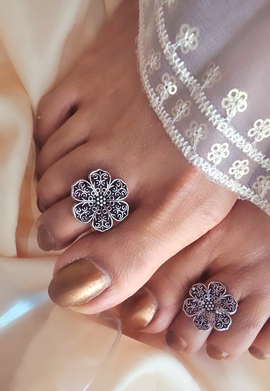 Binni' Wardrobe Hand crafted German Silver toe ring pair