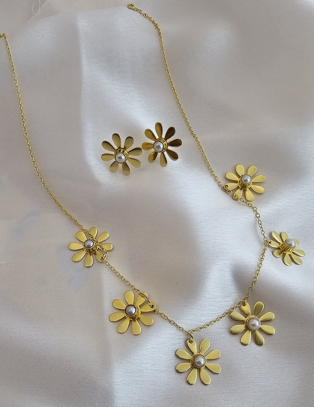 Binnis wardrobe Gold plated flower shaped necklace set