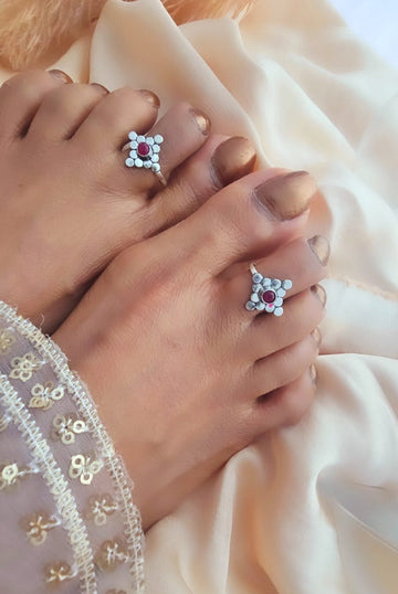 Binni' Wardrobe Hand crafted German Silver toe ring pair