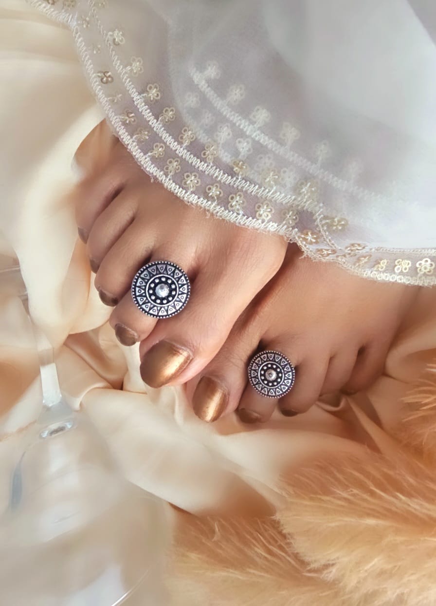 Binni' Wardrobe Hand crafted German Silver toe ring pair