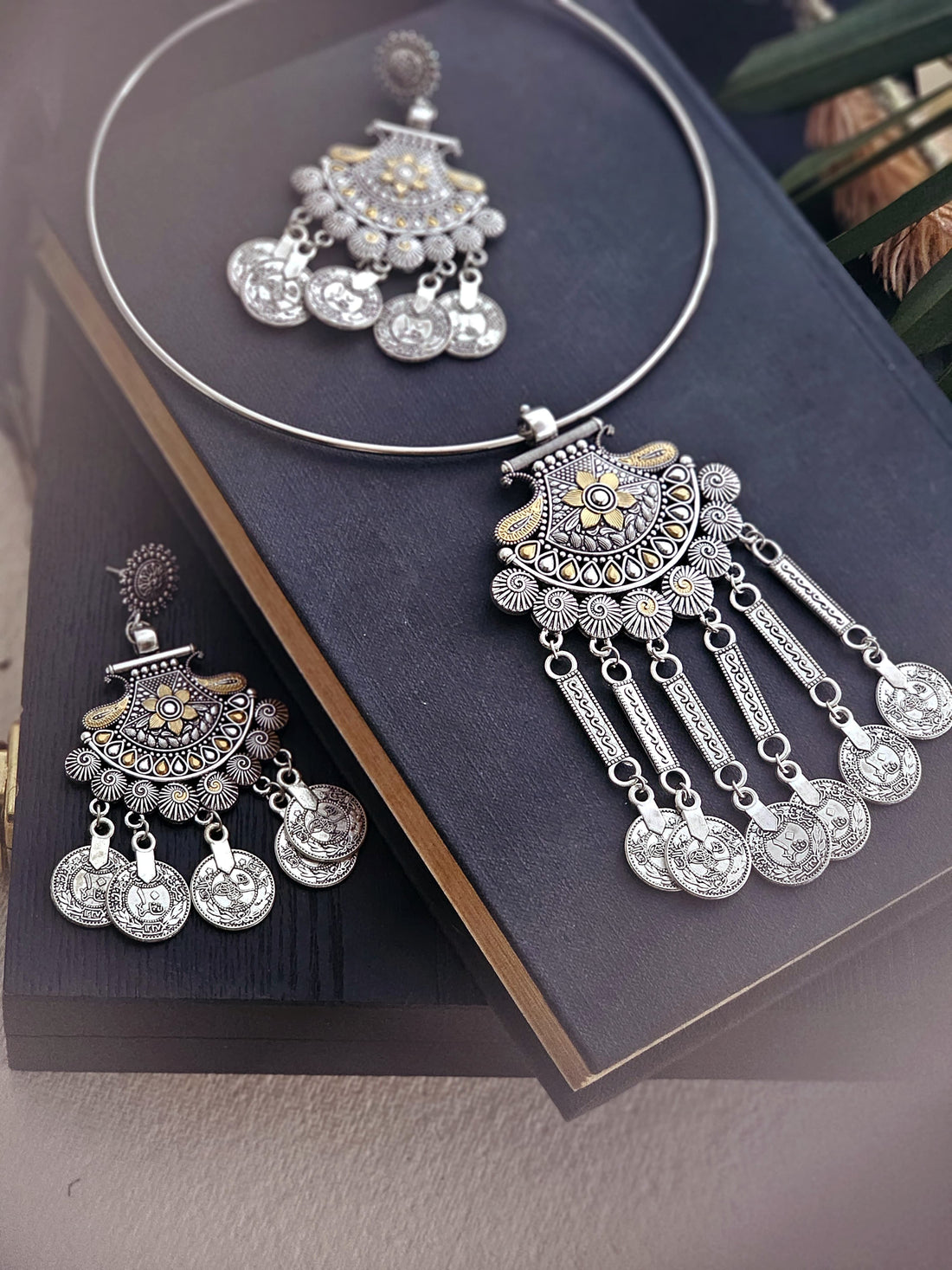 Mudra German Silver Hasuli Pendant Set