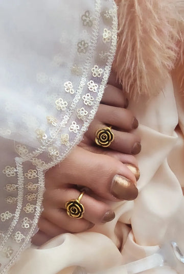 Vaidehi Golden Bloom Elegant Glow Toe Ring