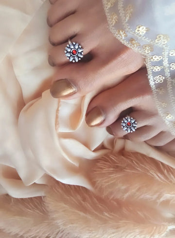 Sharvani Lustre Lily Enchanted Charm Toe Ring