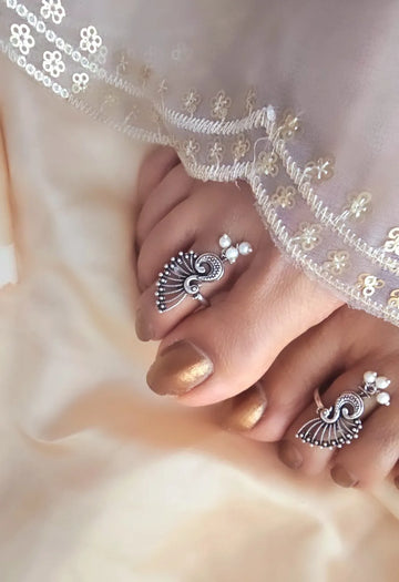 Mayurika Mystic Glow Enchanted Peacock Toe Ring