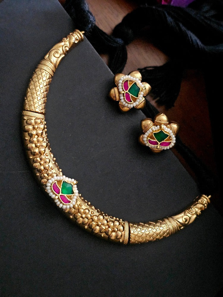 Golden Kundan Hasuli Necklace Set