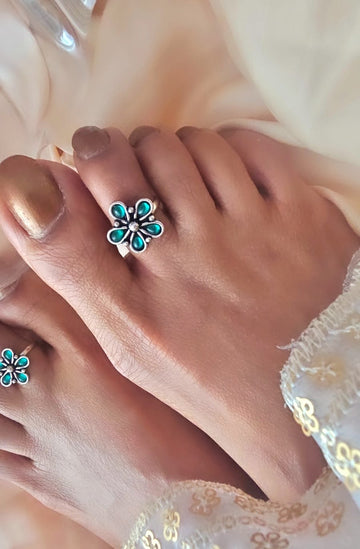 Set Of 2 Silver-Toned  Green Stone-Studded Adjustable Toe Rings