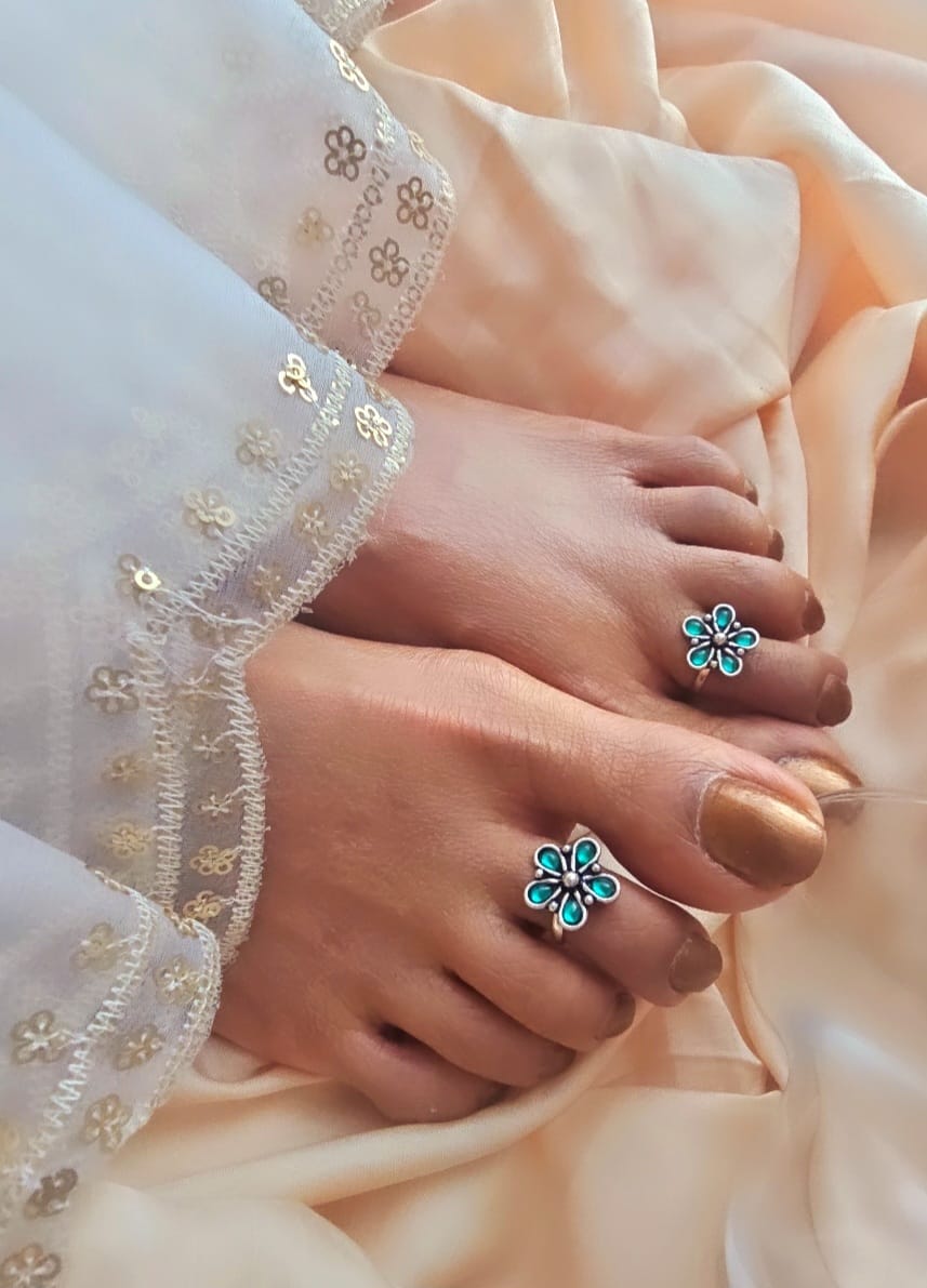 Set Of 2 Silver-Toned  Green Stone-Studded Adjustable Toe Rings