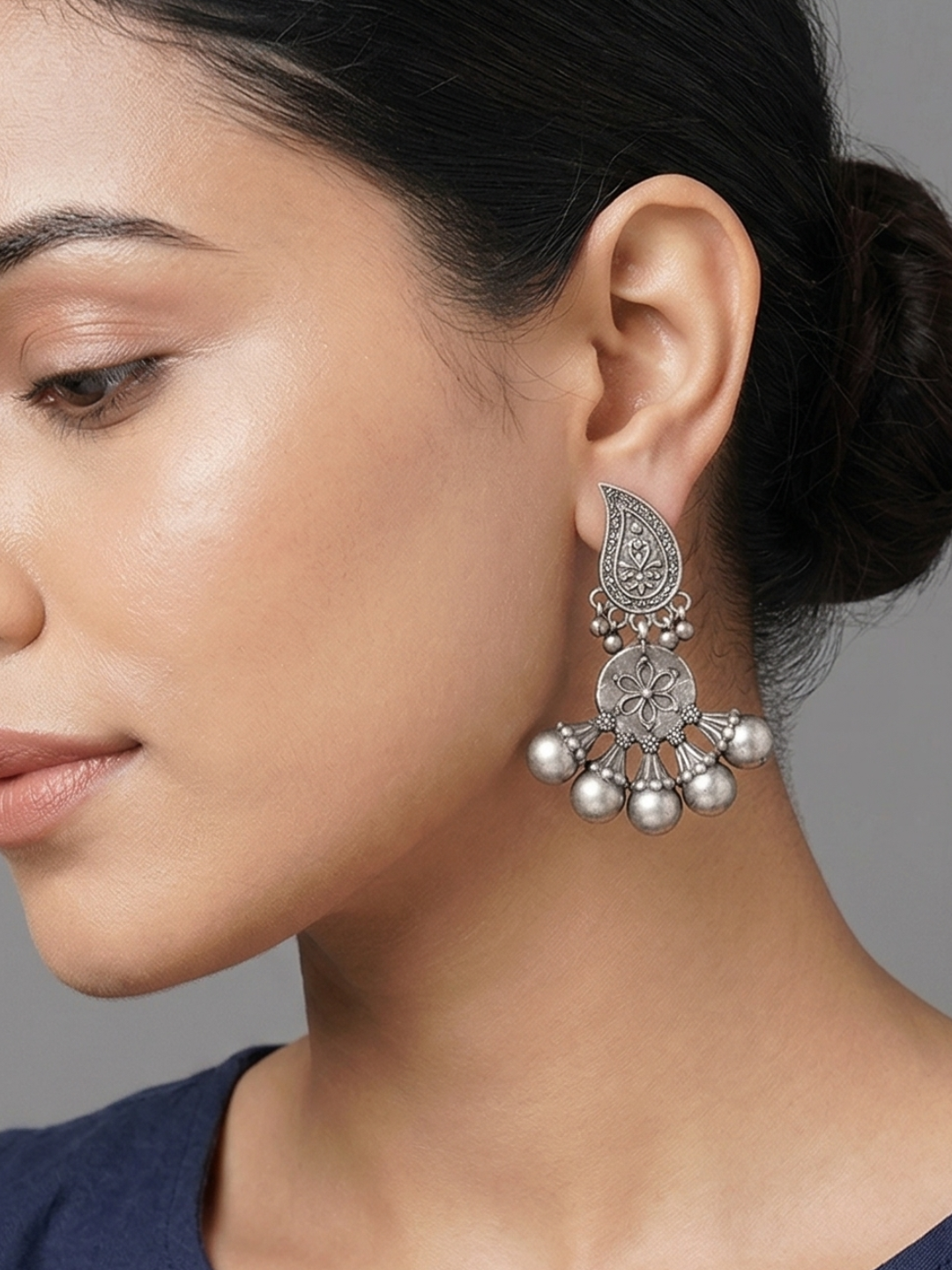Dangling Earrings with Oxidized Finish