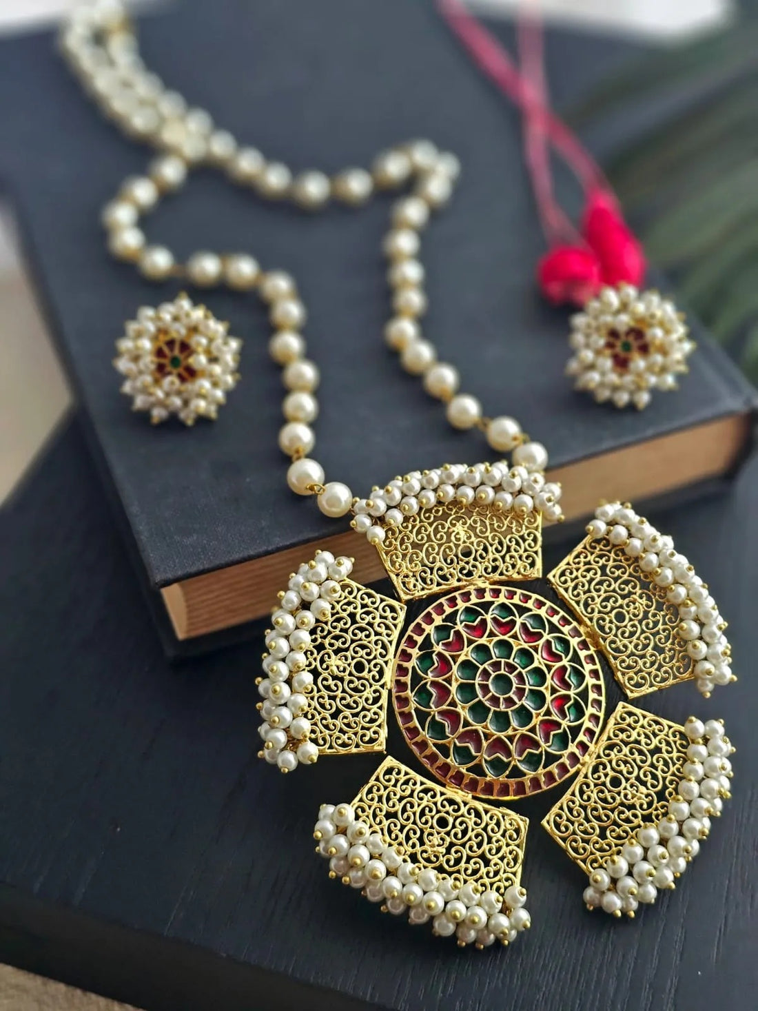 Aira White Pearl Necklace Set With Flower Pendant