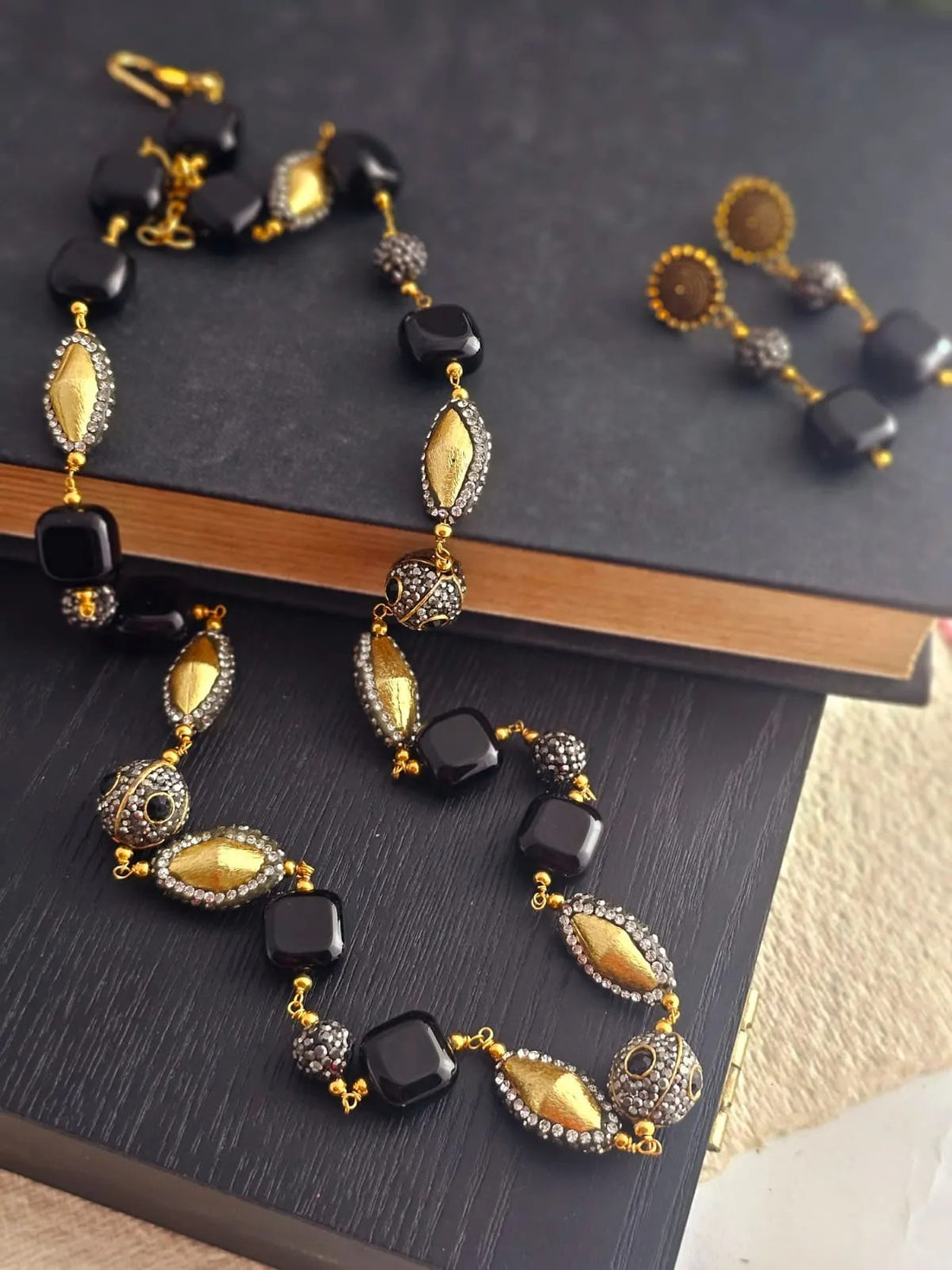 Aurora Noir Golden Shine Necklace Set