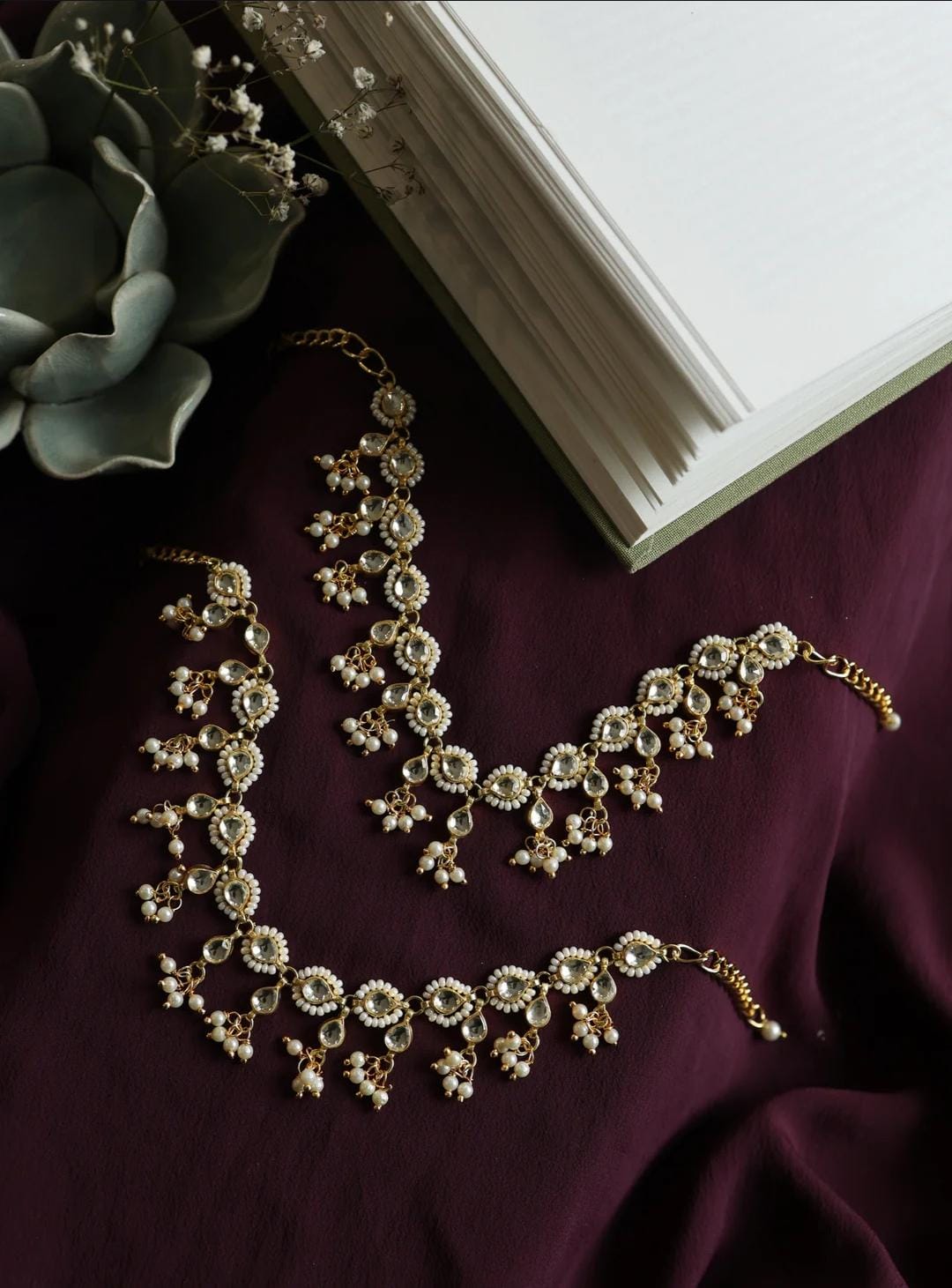 Kriti Graceful Pachi Embellished Exquisite Kundan Anklets